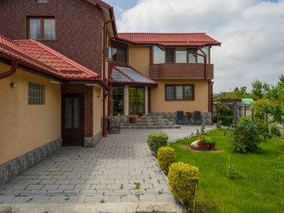 Afumați – Trandafirului, casă cărămidă 6 camere, teren 750 mp, 2 garaje