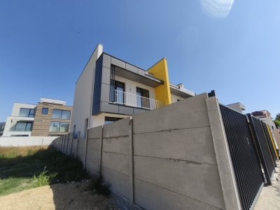 Vanzare vila moderna cu terasa circulabila imensa