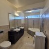 Un refugiu pe doua niveluri – spațiu, lumina și liniște deasupra orașului thumb 14