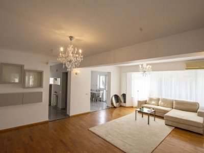 Vilă individuală cu piscină de închiriat în ansamblu rezidențial zona OMVD