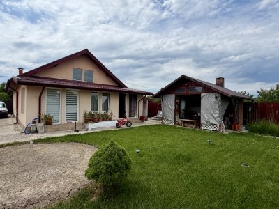Tunari casă în Dimieni – 3 camere, curte amenajată, grădină cu seră, parcare