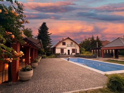 Proprietate exclusivistă cu 7.000 mp teren, piscină și multiple spații adiacente