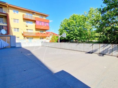 Apartament cu 5 camere si curte imensa-posibilitate de recompartimentare.