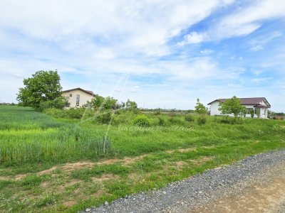 Teren intravilan in zona rezidentiala, la 1 km de A0 si A1