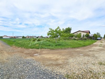 Teren intravilan in zona rezidentiala, la 1 km de A0 si A1